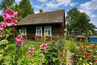 Maison ancienne avec jardin très fleuri et coloré au 1er plan - Agrandir l'image, .JPG 1 MB (fenêtre modale)