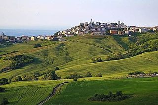 Photo du village perché de Torricella Peligna, entouré de collines - Agrandir l'image, .JPG 95 KB (fenêtre modale)