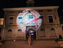 Projection nocturne de l'emblème du sein sur la façade de l'hôtel de Ville - Agrandir l'image, .JPG 2,6 MB (fenêtre modale)