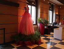 L'accueil mairie avec statue vétue de tulle rose et parterre de fleurs - Agrandir l'image, .JPG 3,3 MB (fenêtre modale)