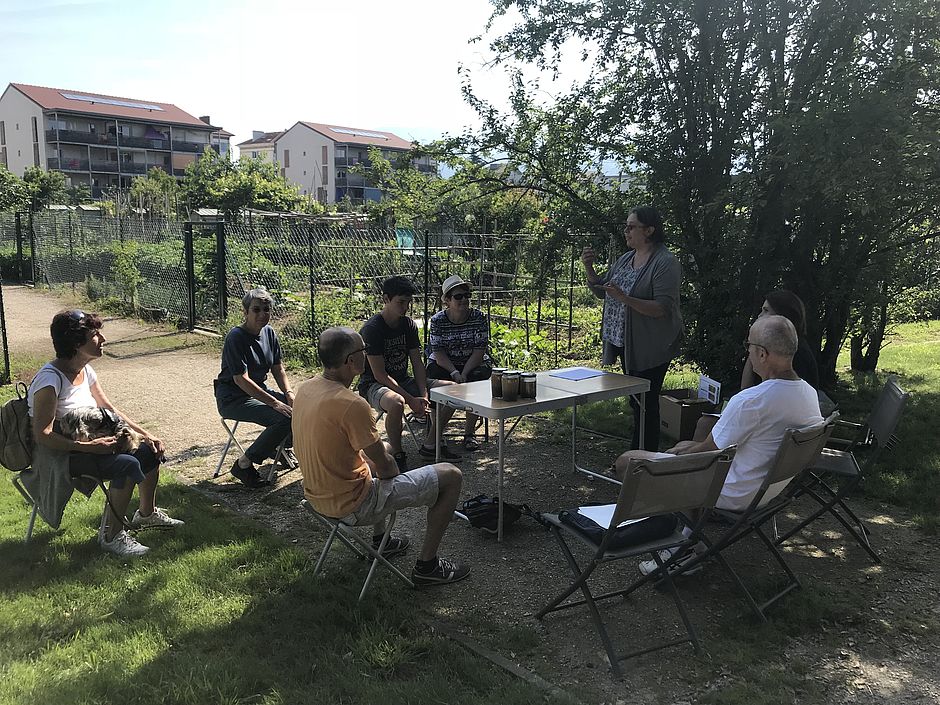 groupe de jardiniers écoutant une formation