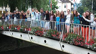 Photo d'un groupe de jeunes sur un pont de Gaggenau en Allemagne lors du séjour internationale jeunes organisé par la Ville d'Annemasse - Agrandir l'image, .JPG 3 MB (fenêtre modale)