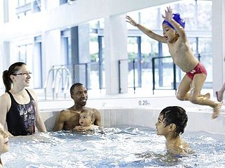 groupe de personne dans une piscine