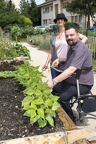 MAIRIE ANNEMASSE - JARDINS 2 personnes handicapées à côté du bac suspendu